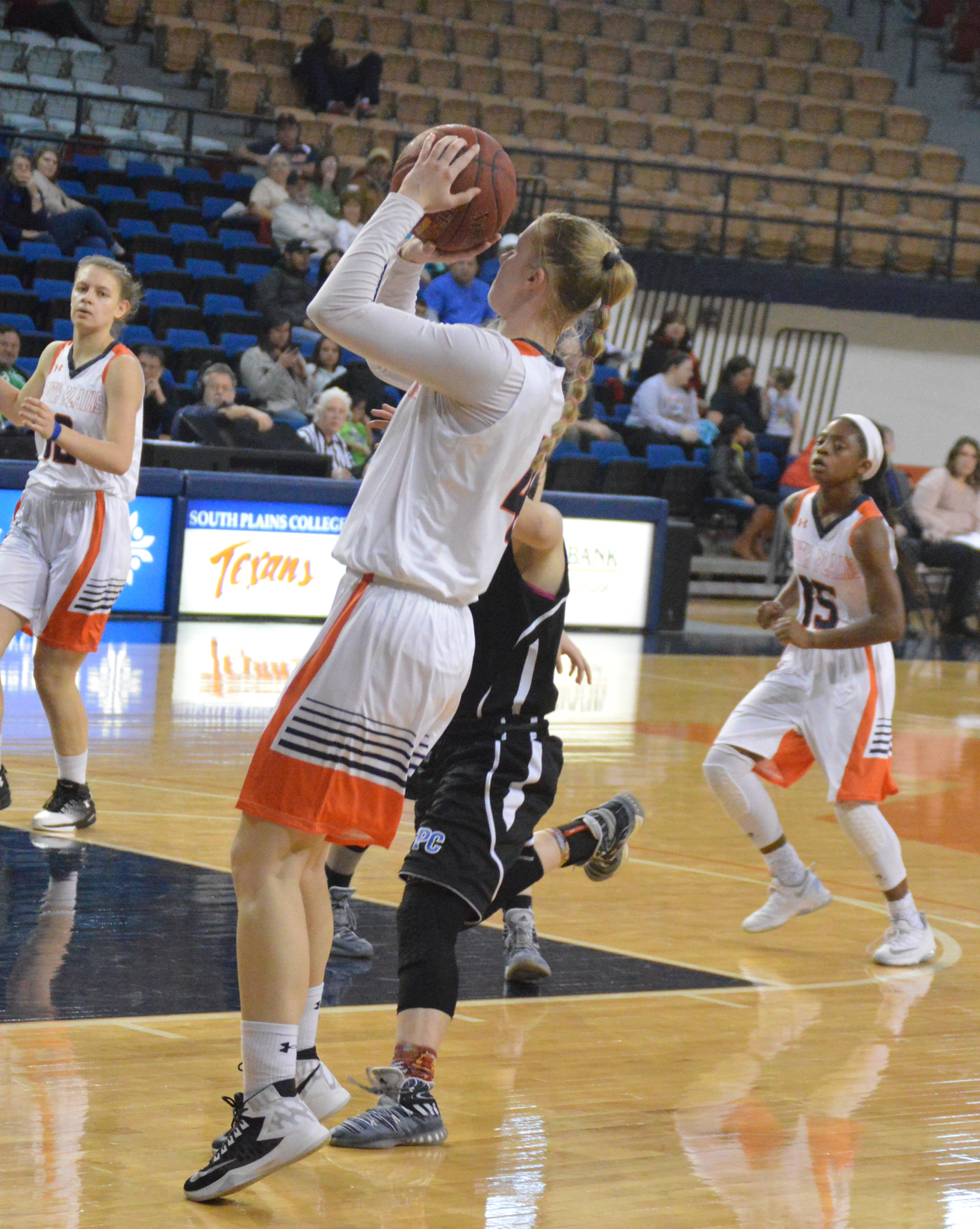 Inkina's 16 points leads the No. 7 Lady Texans to a 68-30 rout of Otero